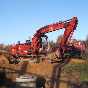 Bagger von Kropf baggert Erde um